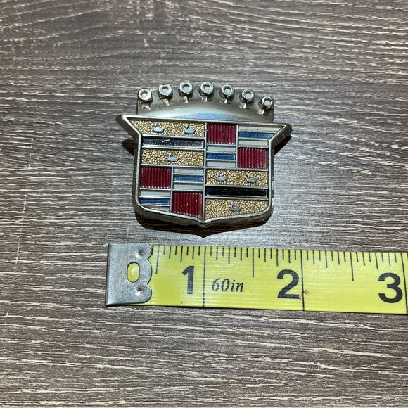VINTAGE CADILLAC Trunk Lid Cover Emblem Metal Badge 2” No. 9724504 - Picture 5 of 5